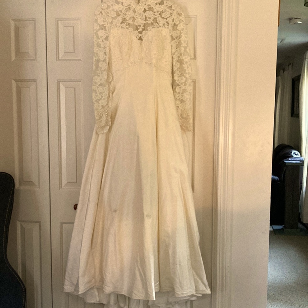Wedding dress size 6 never altered 💯 silk (petticoat included)